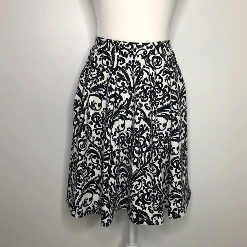 Adrienne Vittadini white & black floral print ponte skirt, size small